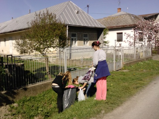 Čistenie okolia obce na Deň Zeme v obci